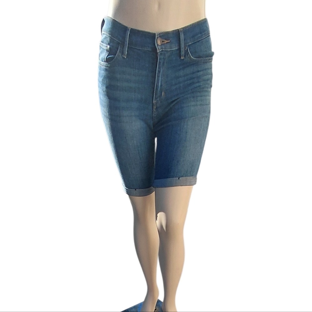 7023A....Women's Denim Levi's Shorts Size 31, 9" Inseam 10" Rise